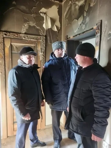 Фото: В кузбасском городе загорелся подъезд многоквартирного дома 2