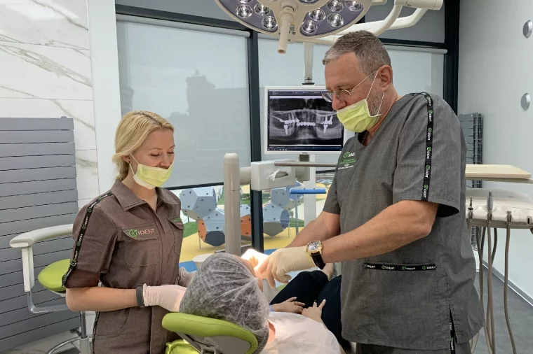 Главный врач международного центра имплантологии iDent Михаил Тодер с пациентом