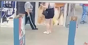 Фото: Кемеровчанка попала на видео, пытаясь выйти из магазина с неоплаченным товаром 1