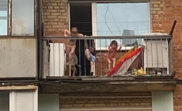 Фото: «Взбирались на перила»: в Кузбассе мать оставила маленьких детей на открытом балконе без присмотра 1