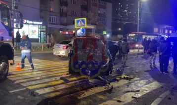 Фото: В Калининграде микроавтобус после ДТП врезался в остановку, есть погибший и раненые 1