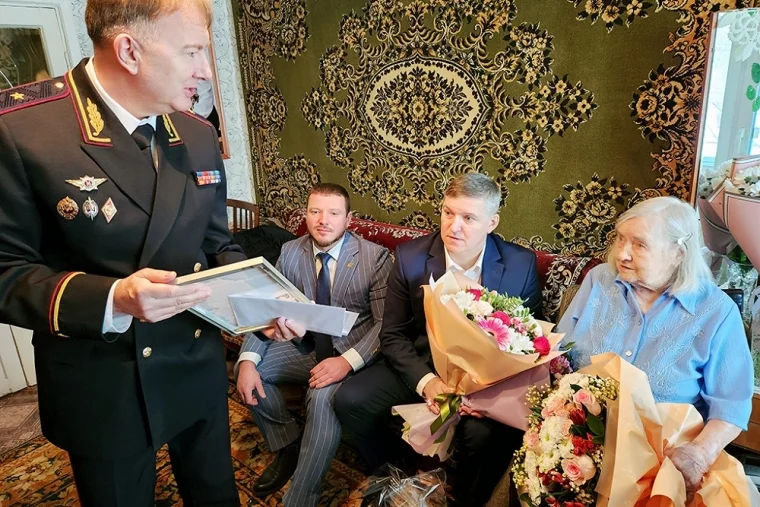 Фото: В Кемерове 100-летний юбилей отметила ветеран МВД Анна Котенко  2