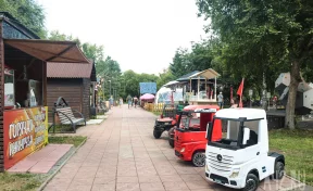 Ремонт в «Антошке»: аттракционы и торговые ларьки начали вывозить из парка в Кемерове