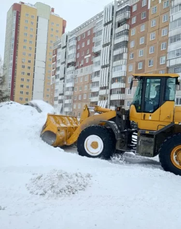 В Кемерове дети устроили опасную горку у проезжей части