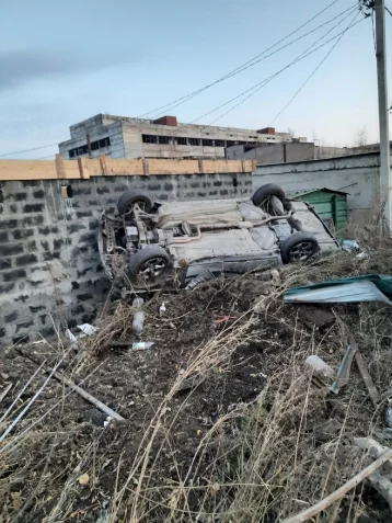 Фото: В Кузбассе автомобиль перевернулся и снёс забор 1