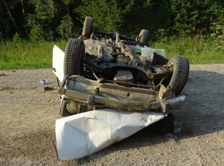 Фото: В Кузбассе перевернулась машина, погибла женщина 2