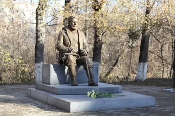 Фото: В Новокузнецке открыли памятник геологу 1
