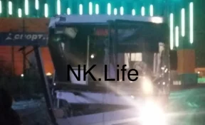 В Новокузнецке автобус с шахтёрами врезался в столб