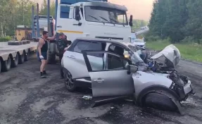 Один человек погиб, четверо пострадали в ДТП с тремя грузовиками в Кузбассе