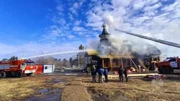 Фото: Православный храм горит на 400 квадрататных метрах под Красноярском 1