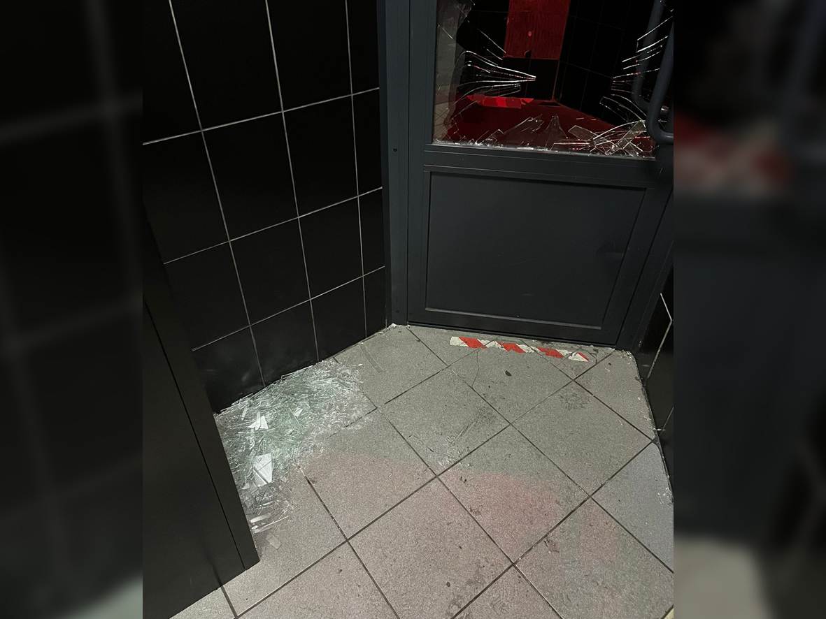 Жительница Кузбасса повредила дверь бара после отказа платить за разбитый бокал