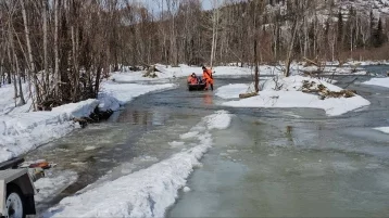 Фото: В Кузбассе спасли трёх рыбаков, оказавшихся в заложниках у реки 1