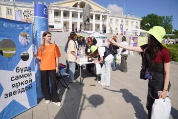 Фото: «Почувствовал мощную энергетику»: Илья Середюк поздравил и наградил кузбасскую молодёжь 4