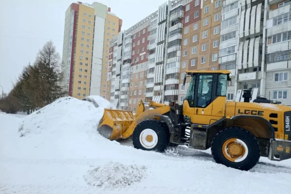В Кемерове дети устроили опасную горку у проезжей части