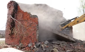 В Кемерове снесли 13 опасных заброшенных строений