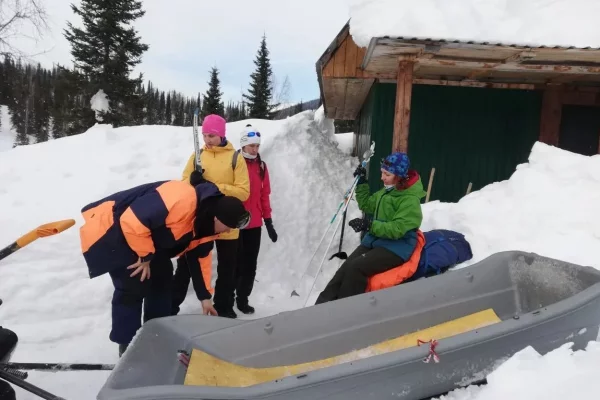 В Кузбассе туристка шла на лыжах между приютами в горах и получила травму