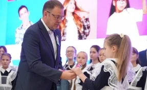 Губернатор Кузбасса вручил школьникам первые «Карты отличника»