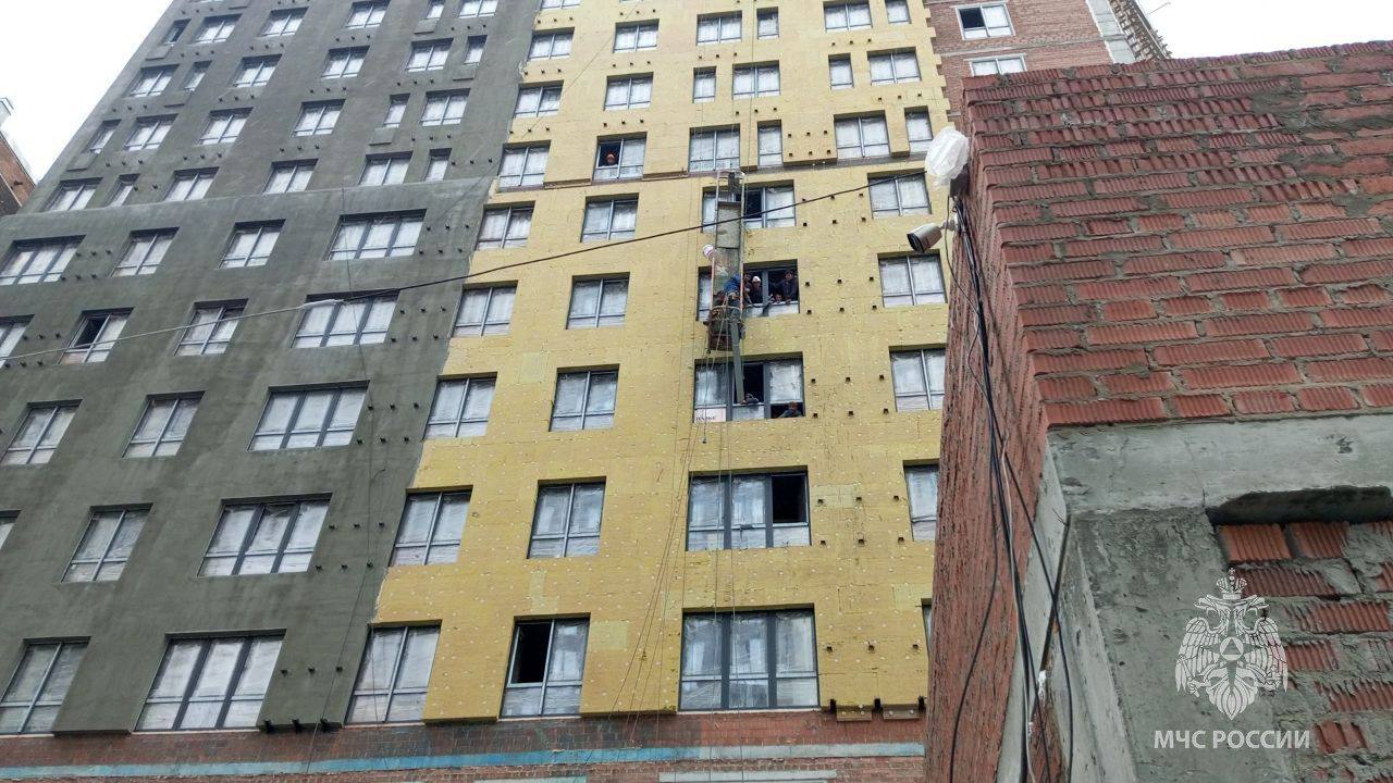 Оборвался трос: строители повисли в люльке на уровне 7 этажа в Челябинске