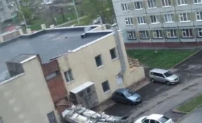 «Упала вентиляция»: очевидцы опубликовали фото последствий штормового ветра в Кемерове