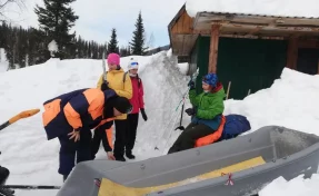 В Кузбассе туристка шла на лыжах между приютами в горах и получила травму