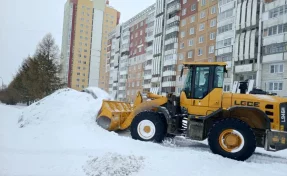 В Кемерове дети устроили опасную горку у проезжей части