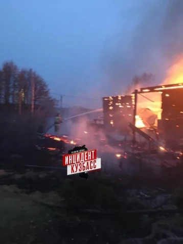 Фото: В посёлке под Кемеровом сгорел дом 1