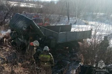 Фото: Двое мужчин всю ночь пролежали под опрокинувшимся грузовиком в Забайкалье 1