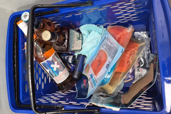 В Новокузнецке покупательница похитила из магазина  алкоголь, рыбу и дезодоранты