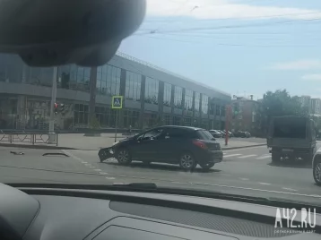 Фото: На пересечении проспекта Ленина и улицы Дзержинского в Кемерове столкнулись два автомобиля 1