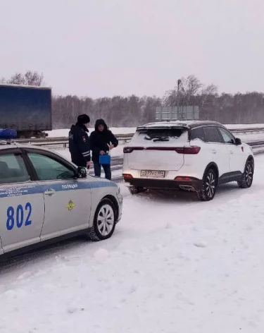 В Кузбассе инспекторы ДПС съездили за бензином для заглохшего на дороге водителя