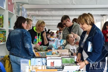 Фото: Яна Вагнер, Шамиль Идиатуллин и казаки: афиша книжного мегафестиваля в Кемерове 5