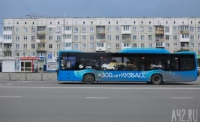В Кемерове сломало автобус при его буксировке после ДТП