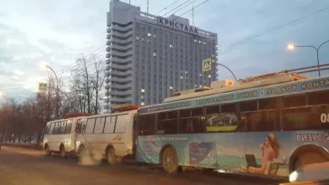 Фото: В Кемерове столкнулись две маршрутки и троллейбус 2