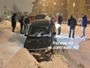 Фото: В Кемерове автомобиль такси вылетел на обочину и застрял в сугробе 1