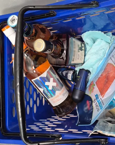 В Новокузнецке покупательница похитила из магазина  алкоголь, рыбу и дезодоранты