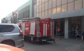  Очевидцы сообщили об эвакуации посетителей торгового центра в Кемерове