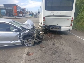 Фото: В Новокузнецке гонщик на иномарке врезался по очереди в автобус и в «ГАЗель» 1