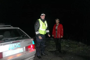 Фото: В Кузбассе сотрудники ГИБДД спасли тонувшего в реке мужчину 3