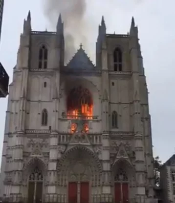 Фото: Пожар во французском готическом соборе 15 века попал на видео 1