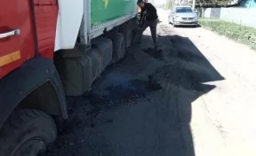 «Утонула на ходу»: в кузбасском городе на дороге провалилась машина 