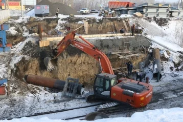 Фото: В Кемерове на стройплощадку путепровода в Пионере привезли детали будущего моста 1