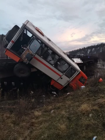 Фото: В Кузбассе устанавливаются причины ДТП с вахтовым автобусом, в результате которого пострадали 5 человек 1