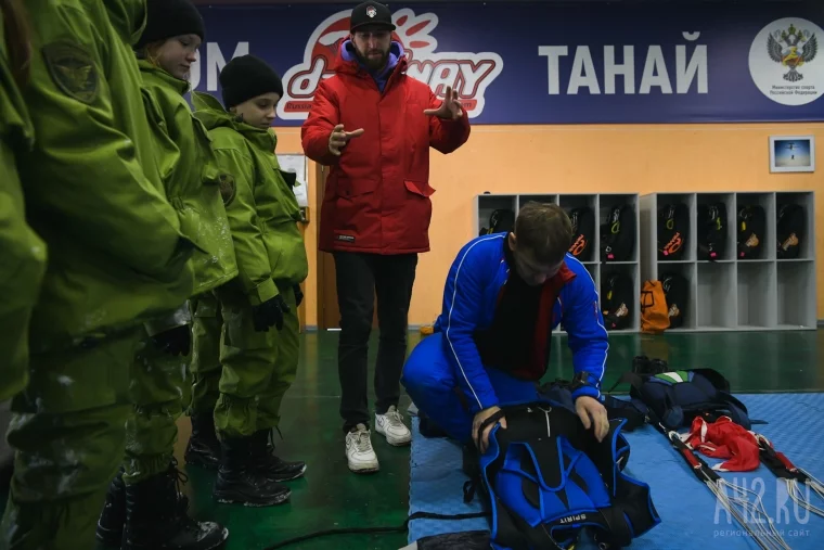 Фото: Параски: как в Кузбассе проходит чемпионат по парашютно-горнолыжному двоеборью 43