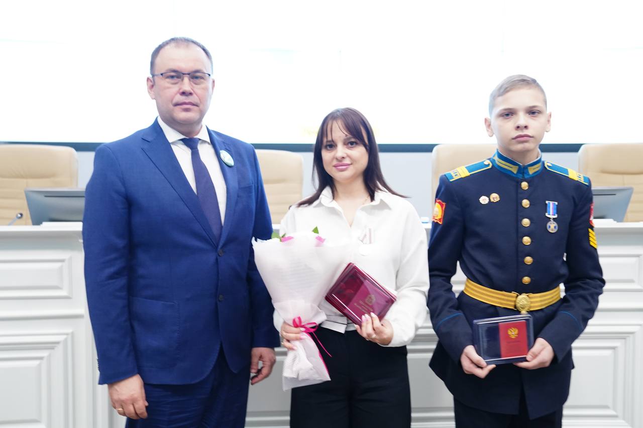 В Кузбассе наградили юного кадета, который спас тонущего 8-летнего ребёнка
