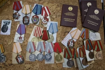 Фото: У торговцев-нелегалов в Кузбассе изъяли более 200 орденов и медалей 1