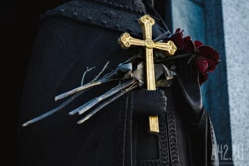 Фото: В Кузбассе грабитель просто так принёс на место преступления могильный крест 1