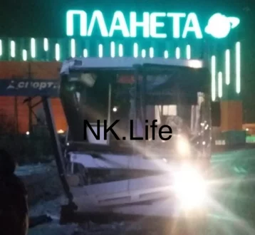 Фото: В Новокузнецке автобус с шахтёрами врезался в столб 1