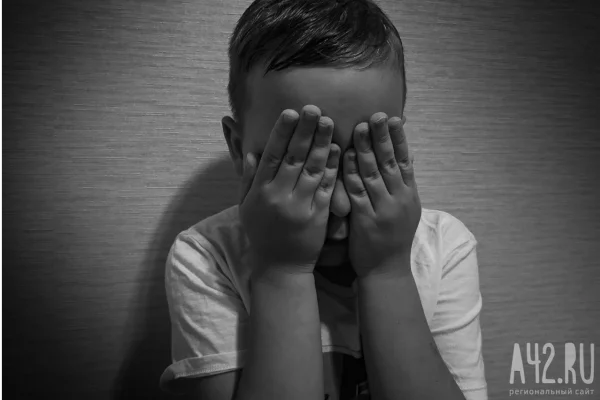 Мальчик из Прокопьевска, которого истязали мать и отчим, уехал на операцию в Москву