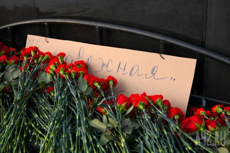 Фото: Кемеровчане несут цветы к мемориалу в память о погибших шахтёрах «Листвяжной» 12