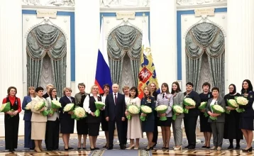Фото: Владимир Путин в Кремле вручил государственную награду жительнице Кузбасса 1